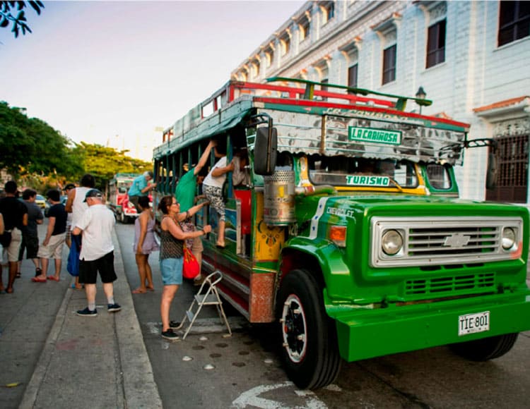 chiva-tradicional-cartagena-city-tour
