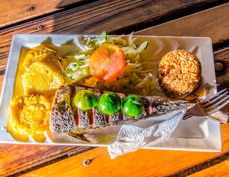 almuerzo-islas-tradicional